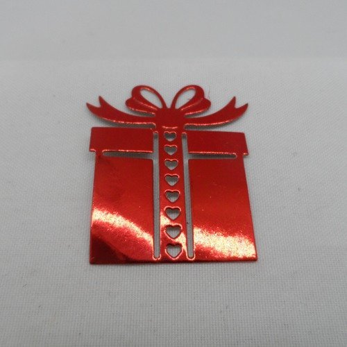 N°101 b paquet cadeau en papier rouge métallisé   avec des petits cœurs  découpage  fin