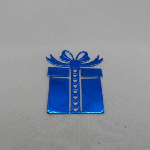 N°101 b paquet cadeau en papier bleu  métallisé   avec des petits cœurs  découpage  fin