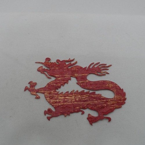 N°899  d'un dragon  en papier tapisserie rouge avec quelques traits or   découpage  fin et gaufrage