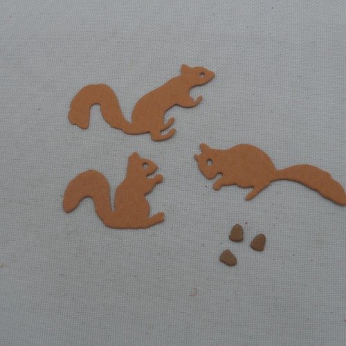 N°989 lot de trois  écureuils   différents en papier marron  découpage