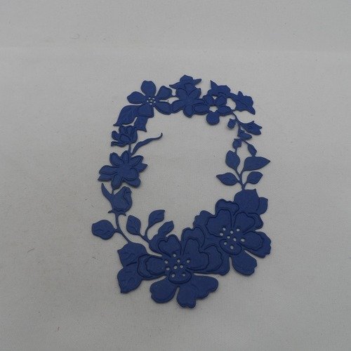 N°974 grande couronne ovale  de   fleurs,  feuilles en papier bleu marine  découpage fin et gaufrage