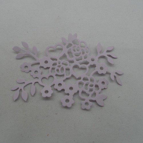 N°284 fleurs avec des cœurs   en papier  violet clair  parme  découpage  fin