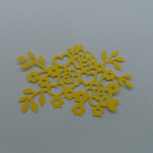 N°284 fleurs avec des cœurs   en papier  jaune  découpage  fin