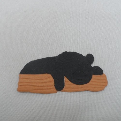 N°999 petit panda coucher sur un tronc  en papier noir et marron  découpage et gaufrage