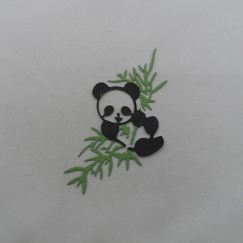 N°996 petit panda avec sa branche de bambou  en papier vert n°1 et noir   découpage fin