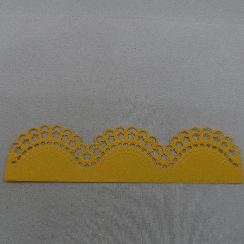 N°1018  bordure   demi cercle étoile   en papier jaune  découpage et gaufrage