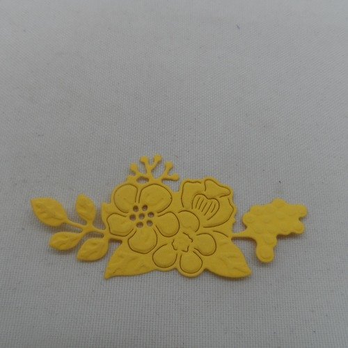 N°1035 fleurs composition style massif   en papier  jaune   découpage fin + gaufrage