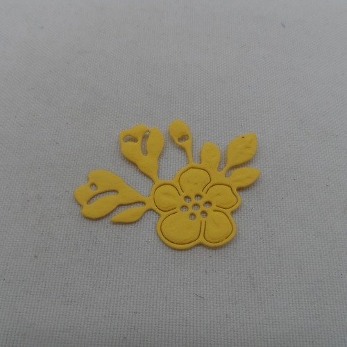 N°1036 fleurs composition  petite  en papier  jaune   découpage fin + gaufrage