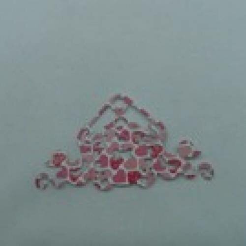 N°17 d'un angle thème bébé en papier fond  blanc à motif cœur rose et paillette  découpage fin 