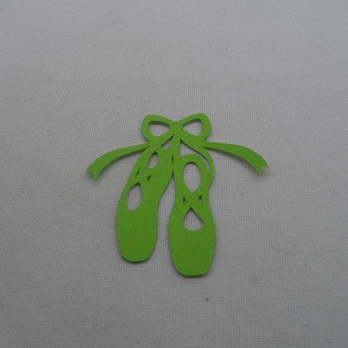 N°150 paire de chaussons de danse  en papier vert   découpage  fin 
