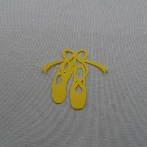 N°150 paire de chaussons de danse  en papier jaune  découpage  fin 