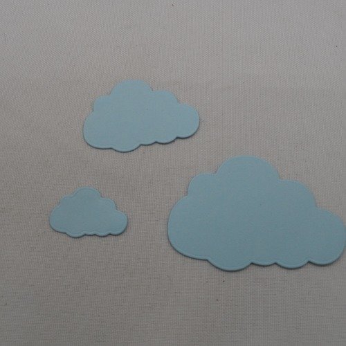 N°921  lot de trois petits nuages  en papier bleu clair n°1  découpage