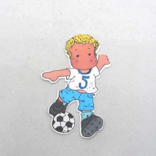N° 2023 découpe d'un  petit garçon footballeur n°5  avec un tampon encre noir  sur  papier blanc  et colorée