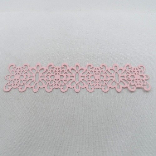 N°1029  bordure  bande forme permettant passage d'un ruban  en papier rose  découpage