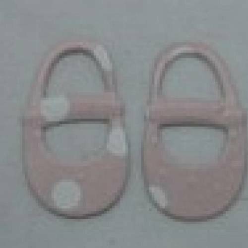 N°4 d'une paire de  chaussure en papier fond rose à gros pois blanc   découpage et gaufrage