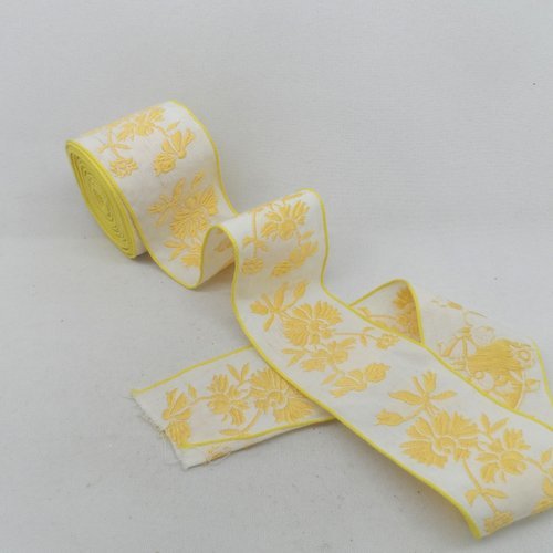 N°175 ruban galon  brodé   vendu au morceau 1. m  fond blanc  motifs fleurs jaunes