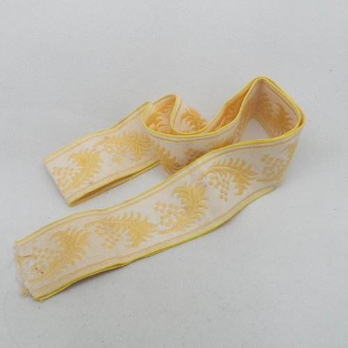 N°175 ruban galon  brodé   vendu au morceau 0.90 cm fond blanc  motifs fleurs jaunes