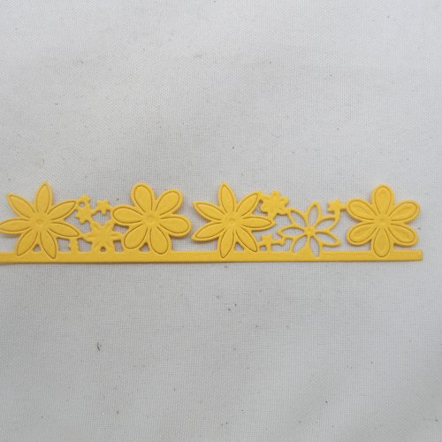 N°2083  d'une "bordure" fleurs  en papier jaune  découpage fin