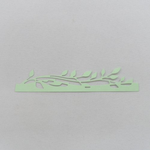 N°2086  d'une "bordure" feuillage   en papier  vert clair  découpage fin