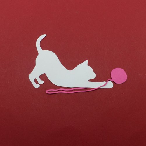 N°1200  chat jouant avec une pelote de laine  en papier   blanc et rose découpage