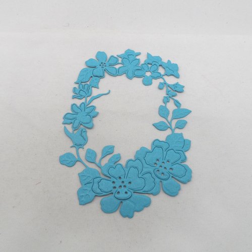 N°974 grande couronne ovale  de   fleurs,  feuilles en papier bleu  découpage fin et gaufrage
