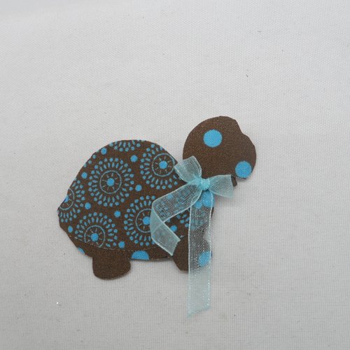 N°2089 animaux tortue sur polyphane en tissu ton chocolat et bleu nœud organza bleu