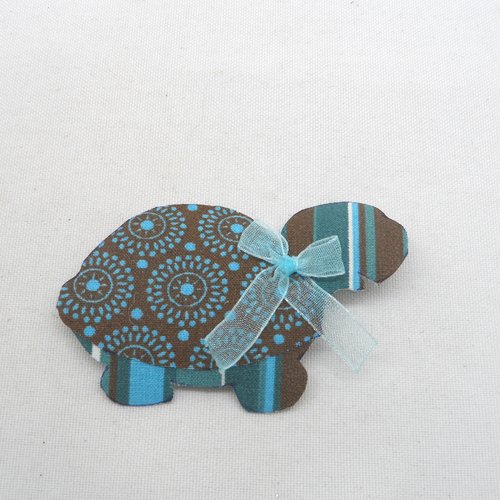 N°2089 animaux tortue sur polyphane en tissu ton chocolat et bleu nœud organza bleu