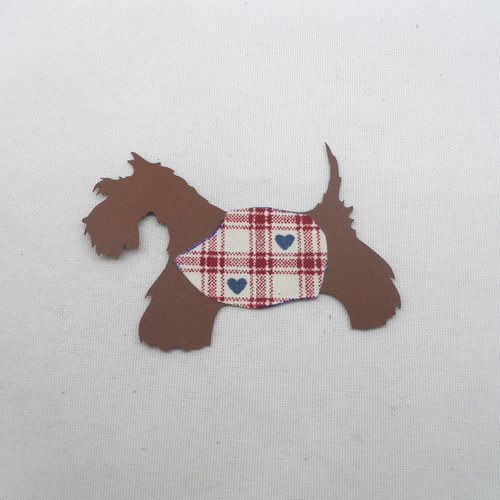 N°1209 d'un chien fox en papier marron  "habillé" tissu gros carreaux bordeaux et blanc   découpage fin