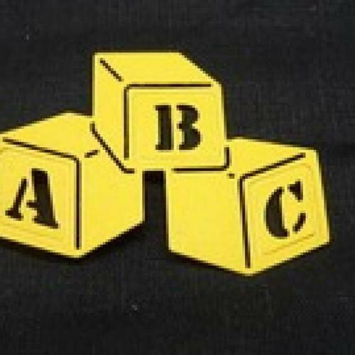 N°18 de trois cubes a b c  thème bébé en papier  jaune   découpage fin 