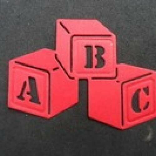 N°18 de trois cubes a b c  thème bébé en papier rouge  découpage fin 