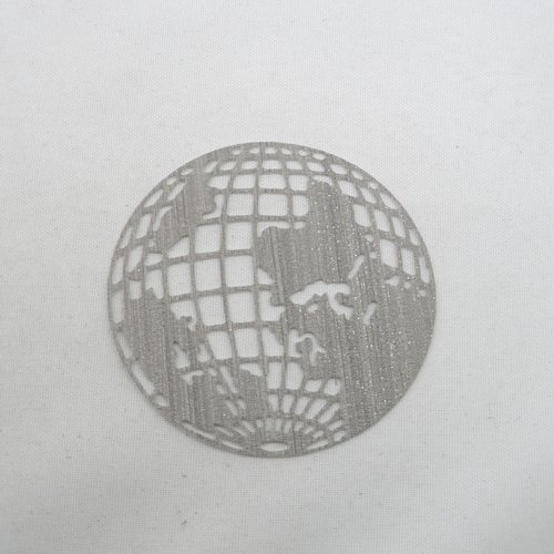 N°667 superbe globe terrestre   en papier tapisserie gris avec quelques paillettes  découpage fin 