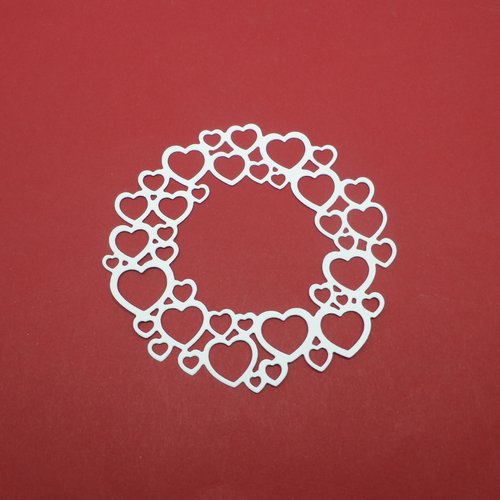 N°962 d'une couronne de cœur  en papier blanc découpage fin