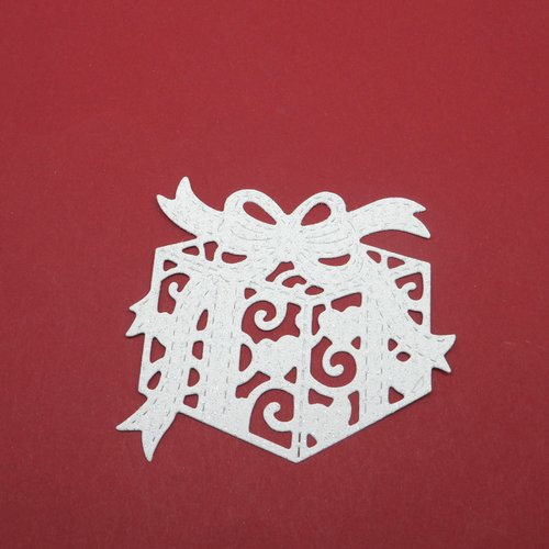 N°651 paquet cadeau romantique avec des cœurs    en papier tapisserie blanc à paillette    découpage fin