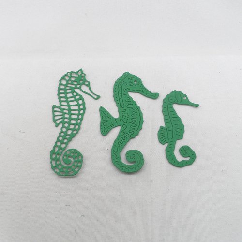 N°916 lot de trois  hippocampes  différents en papier  vert découpage