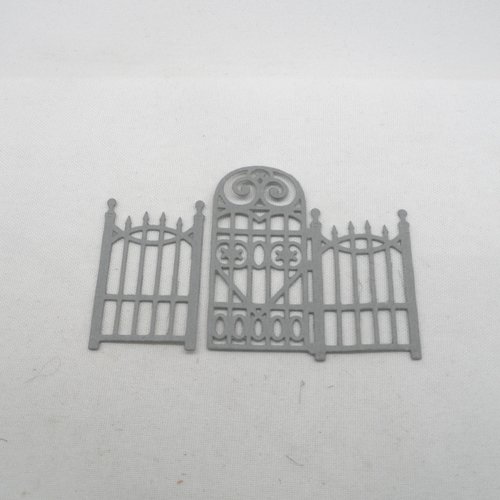 N°61 une grille portail en deux morceaux  en papier gris foncé n°1  découpage fin
