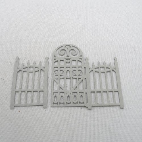 N°61 une grille portail en deux morceaux  en papier gris clair  découpage fin