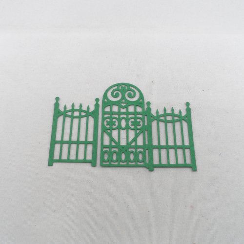 N°61 une grille portail en deux morceaux  en papier vert n°1 découpage fin