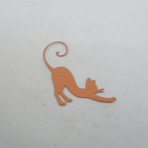 N°1208   chat à la longue queue fine qui s'étire  en papier  marron clair  découpage