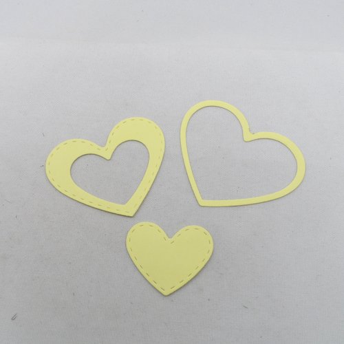 N°639 d'un lot de trois  cœurs   en papier jaune pale a  découpage