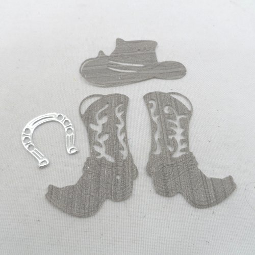 N°877  lot thème cow-boy  comprenant deux bottes un chapeau un fer à cheval   en papier tapisserie gris  et argenté   découpage fin