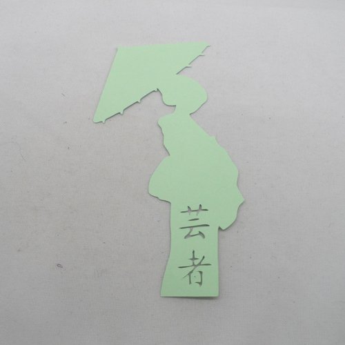 N°813 dame chinoise avec ombrelle  en papier vert clair   découpage fin