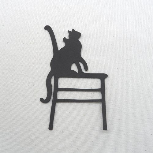 N°207 chat assis sur une chaise en papier  noir  a découpage  fin 
