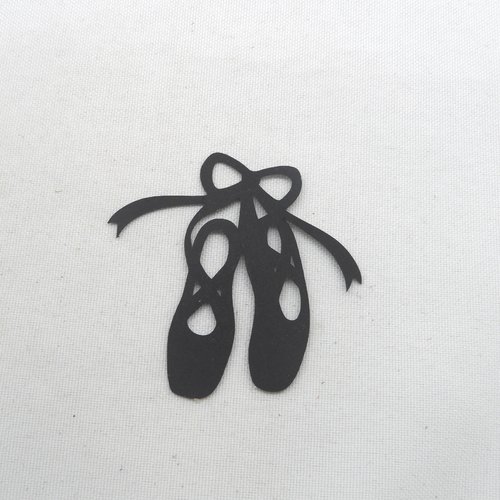 N°150 paire de chaussons de danse a en papier noir  découpage  fin 