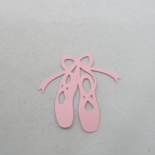 N°150 paire de chaussons de danse a en papier rose  découpage  fin 