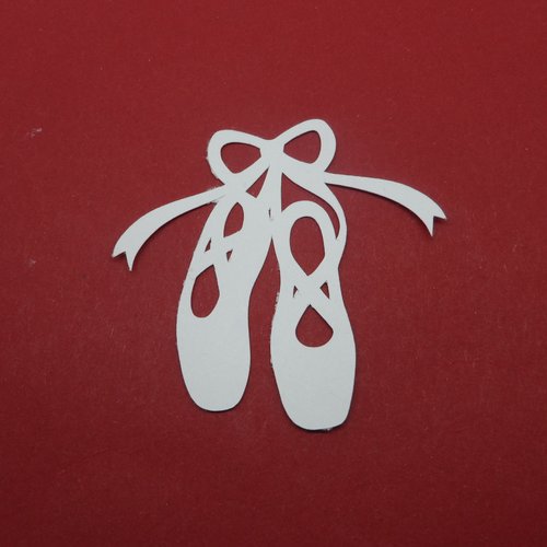 N°150 paire de chaussons de danse a en papier blanc  découpage  fin 