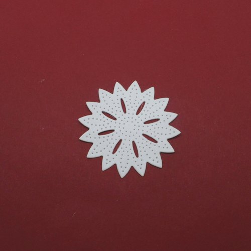 N°1230   fleur à "trous"   en papier  blanc  découpage fin