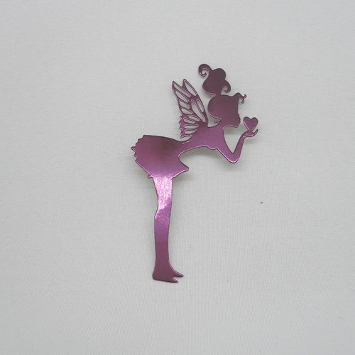 N°1233 une grande "fée papillon" qui envoi un cœur en papier violet prune foncé métallisé découpage fin