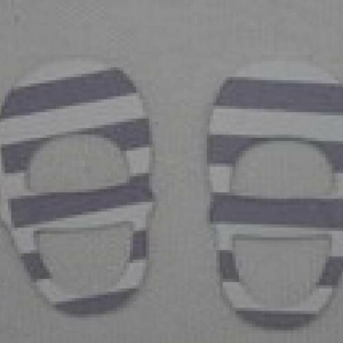 N°4 d'une paire de  chaussure en papier  à rayures violet  et blanc découpage et gaufrage