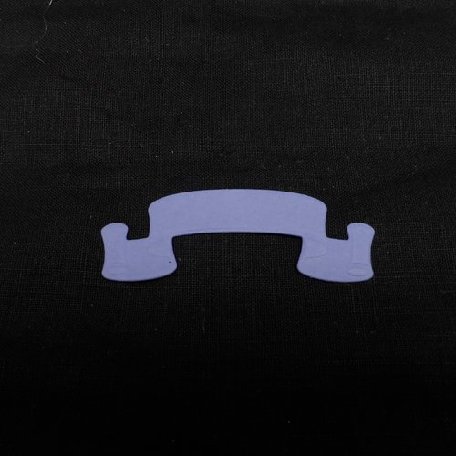 N°1232   petite banderole gaufrage   en papier  violet  découpage