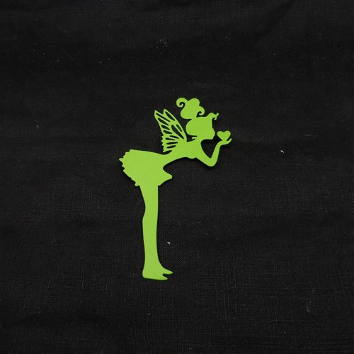 N°1233 une grande "fée papillon" qui envoi un cœur en papier vert "anis" découpage fin